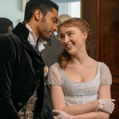 Regé-Jean Page as SIMON BASSET and Phoebe Dynevor as DAPHNE BRIDGERTON in episode 102 of BRIDGERTON.