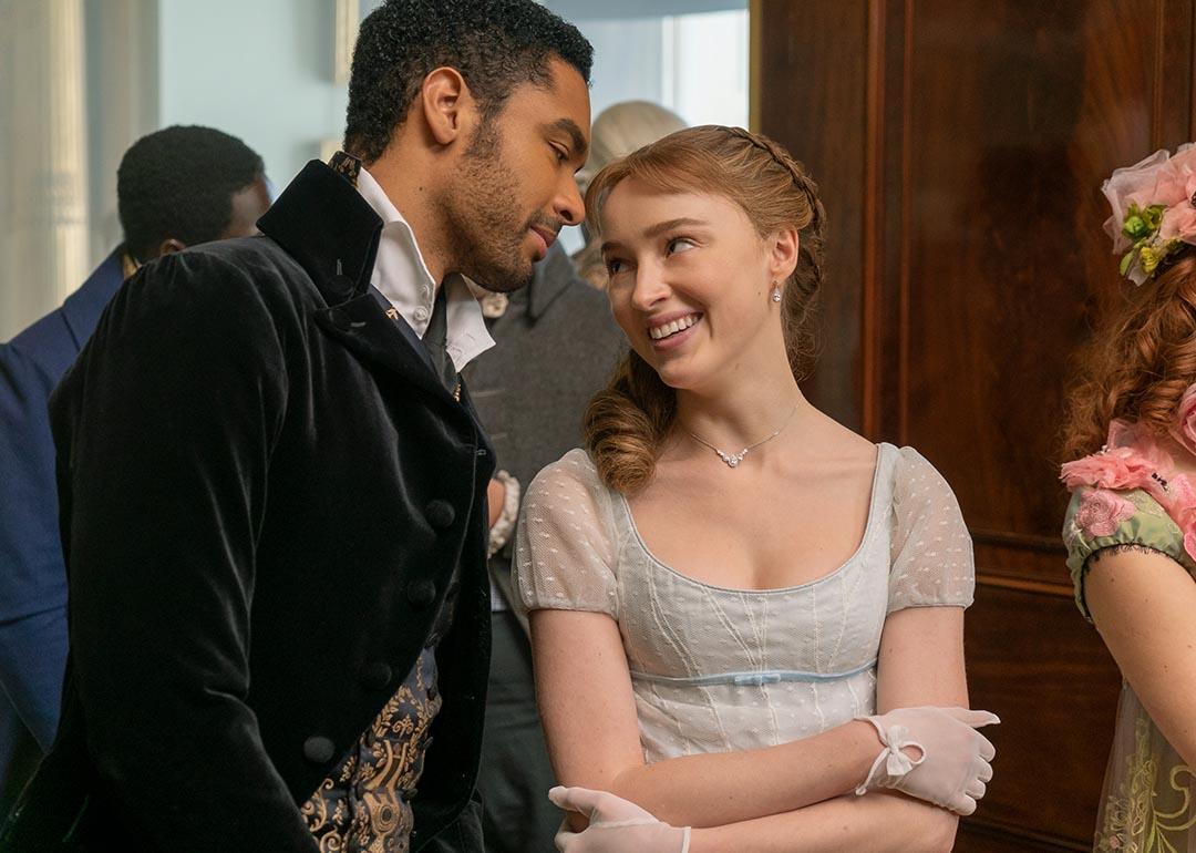 Regé-Jean Page as SIMON BASSET and Phoebe Dynevor as DAPHNE BRIDGERTON in episode 102 of BRIDGERTON.