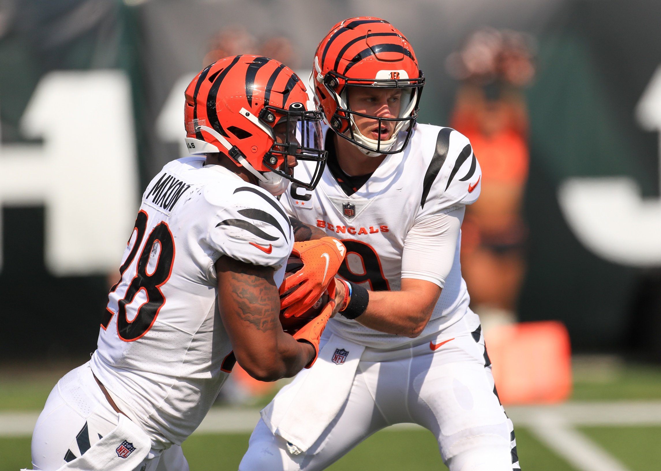 Joe Burrow hands the ball off to running back Joe Mixon.