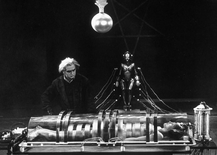 Actors in a scene from Metropolis.