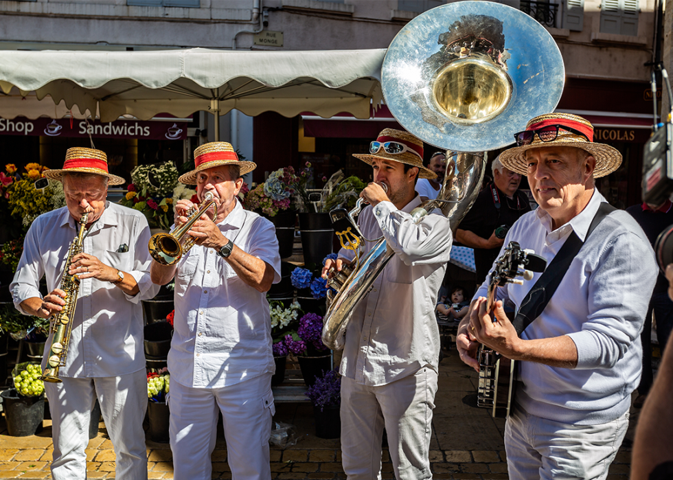 Street musicians playing in French market in Beaune.